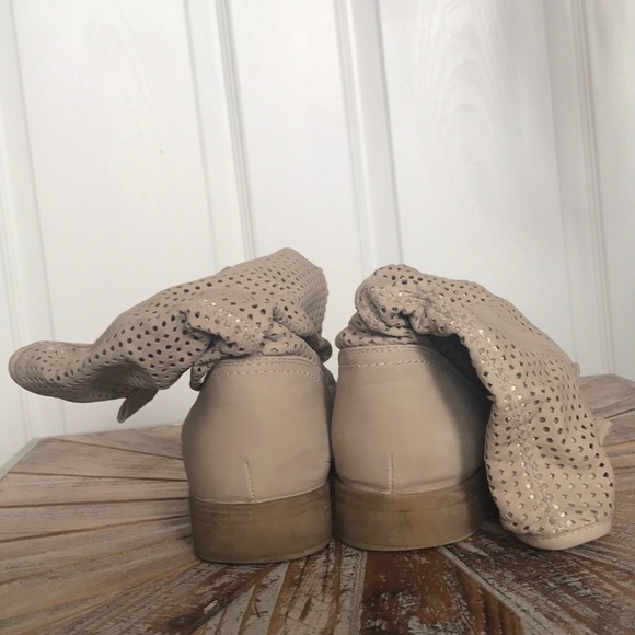 Used CGM Size 10 Cream Laser Cut Detailed Booties - Picture 8 of 8